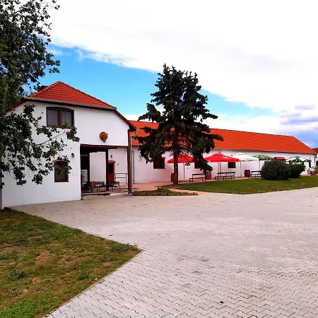 Toldi Rendezvenyhaz Etterem Es Vandor Panzio * Pécs