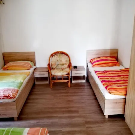 Toldi Rendezvenyhaz Etterem Es Vandor Panzio Frühstückspension